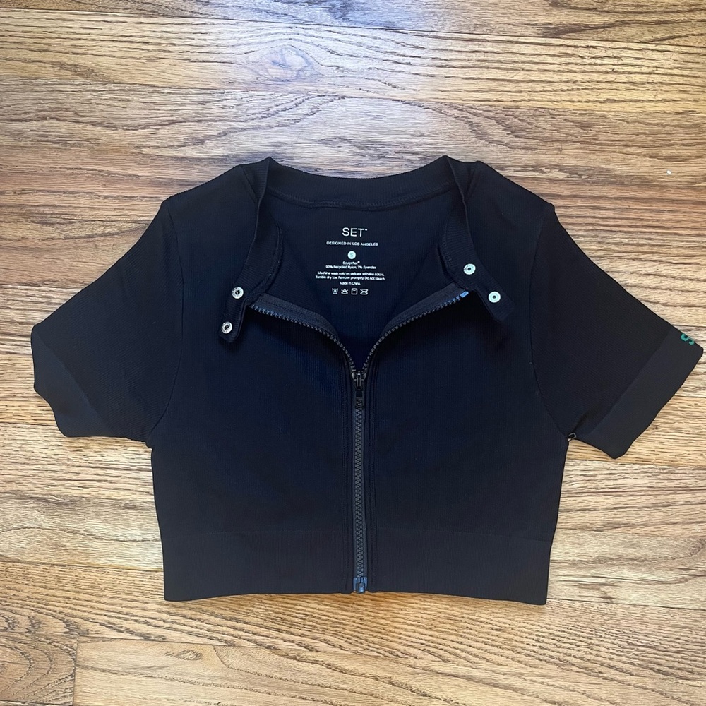 NWOT SCULPTFLEX moto zip top - small